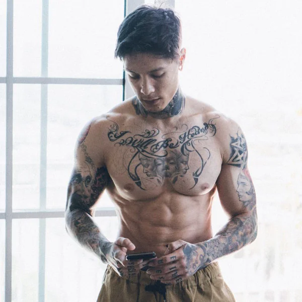 一票女粉怒喊：「早點遇到，身材就不會走樣啦」！健身牛人 Chris 靠滿脖刺青，激發「健身」心歷路程