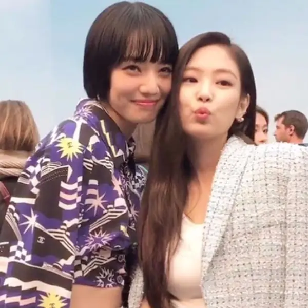 日韓兩大偶像！Jennie 、小松菜奈「香奈兒」相見歡，網友：已戀愛！