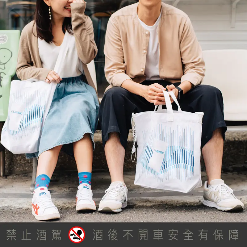 水波紋帆布袋好眼熟？網友眼尖發現：「竟是經典台啤LOGO阿！」化身超文青單品我也好想要！