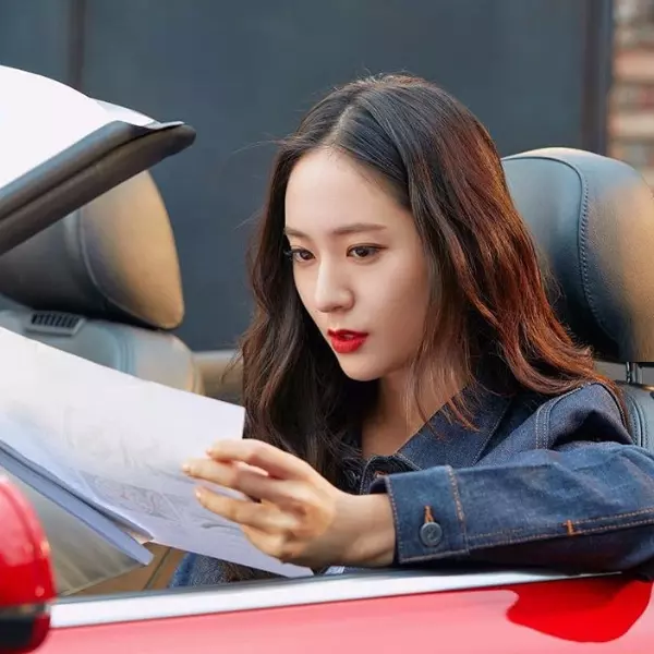 美炸！Krystal 新劇《Player》高顏值罪犯「車手服」 「扒手裝」風靡韓國！