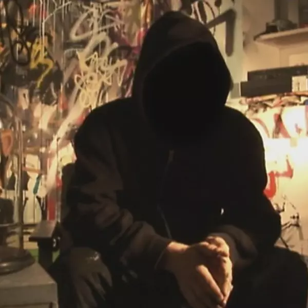 蘇富比拍賣會 Banksy 作品創下超高天價，得標瞬間畫作居然立馬被碎紙！
