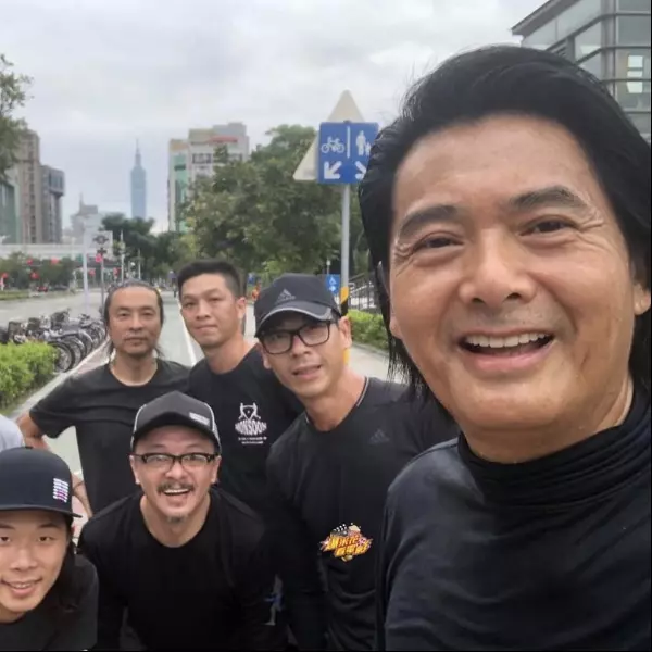 周潤發意外出現在大安森林公園晨跑，與粉絲合照來者不拒超親民！