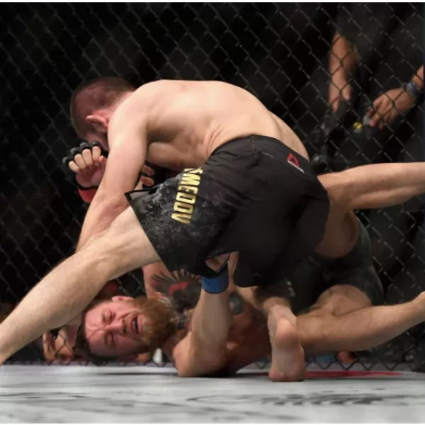 UFC 大亂鬥持續延燒！觀眾拍下關鍵視頻　原來率先出拳是 Conor Mcgregor