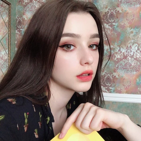 顏值超標「俄羅斯美妝博主 Dasha Taran」，分秒每刻都超仙！男粉：手指很誠實