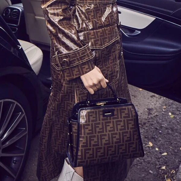【NOW話題】FENDI 經典包 Peekaboo 推出超時髦防水雨衣款 Peekaboo DeFender 系列！