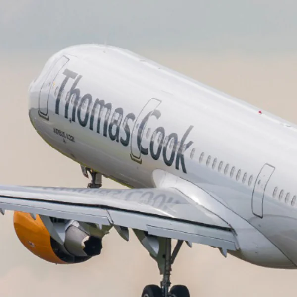尷尬到想死！英國高級航空機身最新設計，打開逃生門居然是這樣