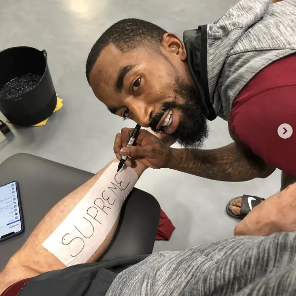 JR Smith 面對 NBA 「禁 Supreme 刺青令」老神在在，這張照片反擊超諷刺！