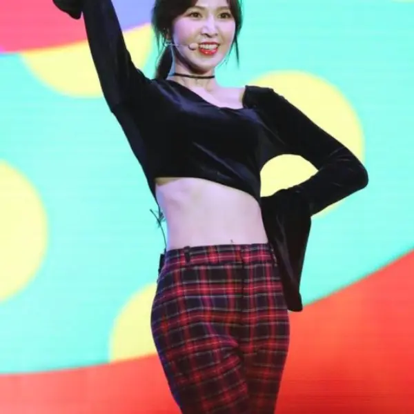 Red Velvet「炫腹」比賽！跟Kpop腹肌傳奇瑟琪一樣猛