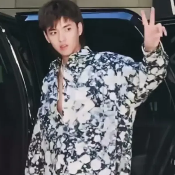 超級潮！吳亦凡「狂放造型」登美國 AMA 紅毯，並推出最新太空MV！
