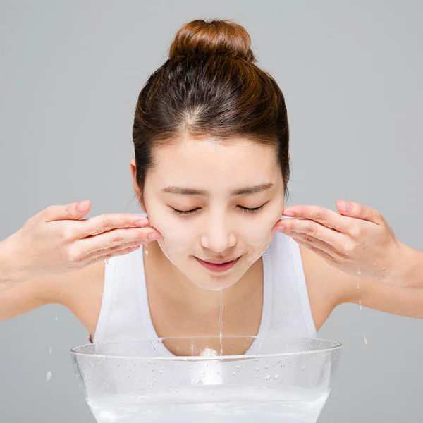 原來這些東西都可以拿來洗臉？這 8 個「水＋＿＿洗臉秘訣」，洗完皮膚好到超標！