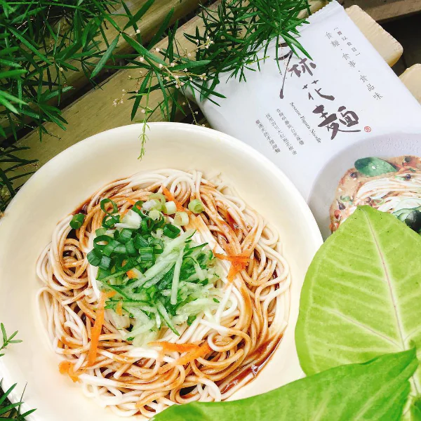 堪稱曬宵夜神器！近期在 Instagram 洗版的「麻花麵」好吃到讓坤達、柯佳嬿直接拿來當結婚伴手禮？