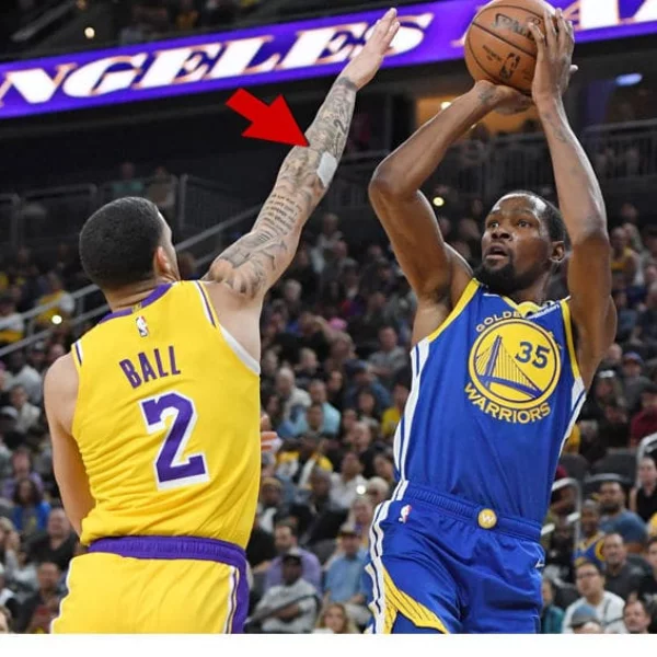 刺青事件又一樁！Lonzo Ball 手臂「BBB」刺青遭聯盟警告　不想被罰錢用白布遮住！