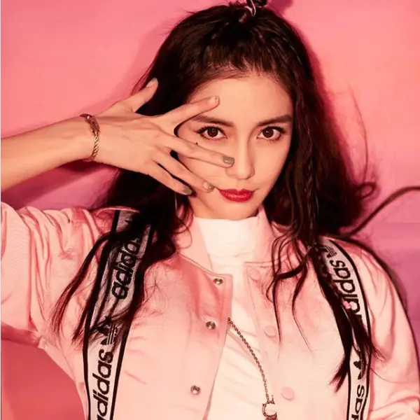 太腰瘦！Angelababy 「露腰運動風」出席品牌活動，網友驚：那腰不科學！