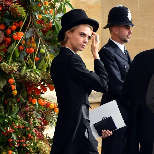 英國超模 Cara Delevingne 帥氣西裝參加皇室婚禮　帥到讓網友直呼：我想嫁給她！
