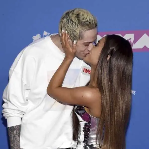 閃婚又閃離？Ariana Grande 與未婚夫 Pete Davidson 驚傳分手！