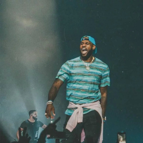 Drake 演唱會邀詹皇上台 high！三人「溫差穿搭」成為全場焦點！網友：他們在同個地方？