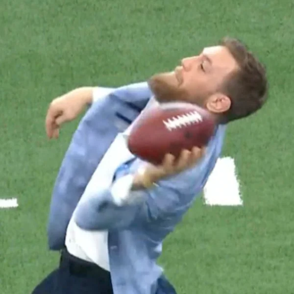 所謂的隔行如隔山！Conor McGregor NFL 開球姿勢遭網友調侃「請問是小學生在玩躲避球嗎？」