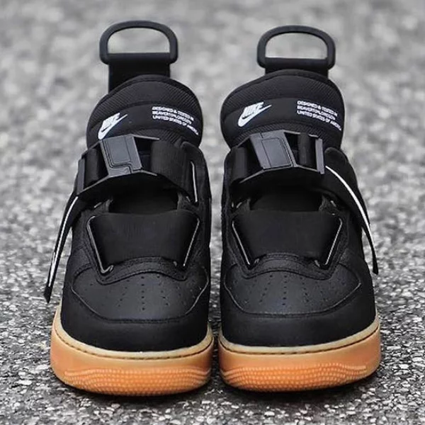 鞋帶就不用了吧！Nike Air Force 1 全黑配色大展街頭機能風，身為街型人的你肯定要收！