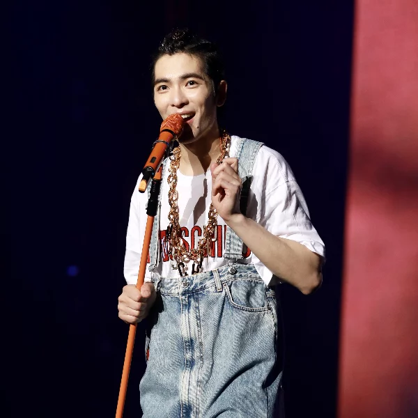 重磅聯名 MOSCHINO [TV] H&M 尚未上市  蕭敬騰搶先穿上獻聲巡迴演唱會