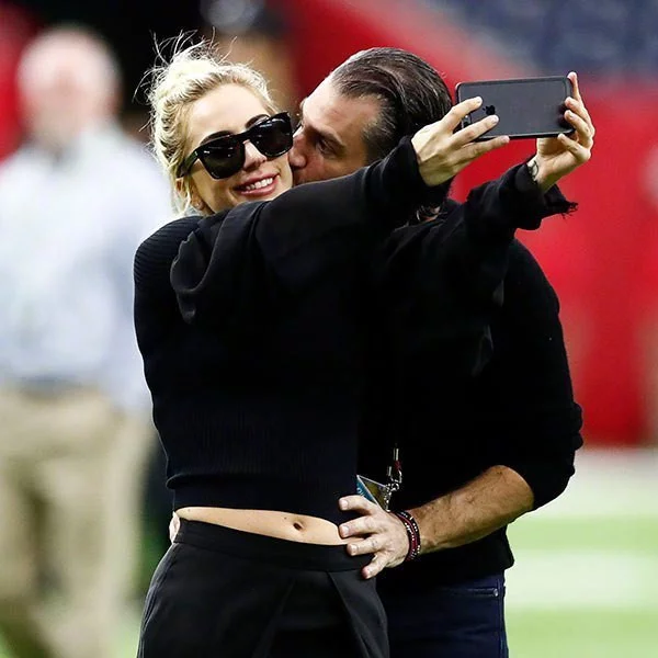 相差 17 歲！Lady Gaga 正式宣告與男友訂婚　情定 49 歲好萊塢熟男經紀人！