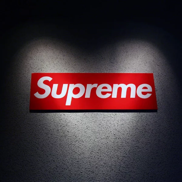 到底是貴在哪？今冬最強聯名 Supreme  X 「北臉」一件就要你一個月的薪水！