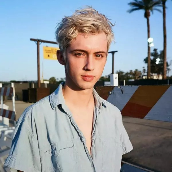 Troye Sivan 親自示範日常「無妝感妝容」！男生想變帥請務必學一波
