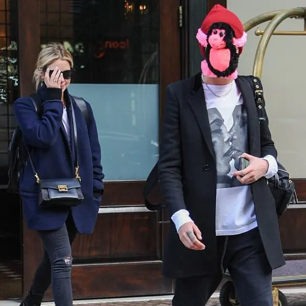 你猜不透她！英國超模 Cara Delevingne 用「這樣搞怪」躲狗仔　女友在後面狂偷笑！