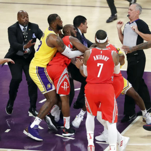 NBA 湖人隊主場開幕戰對戰火箭充滿火藥味，最後演變拳武行三人遭驅逐出場！