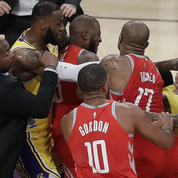 是高EQ還是潔身自愛？！湖人火箭大亂鬥時誰注意到  James Harden 的「這個舉動」了？