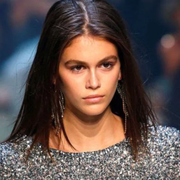 最強星二代 Kaia Gerber 素顏輕裝逛紐約，溫暖笑顏難掩星味