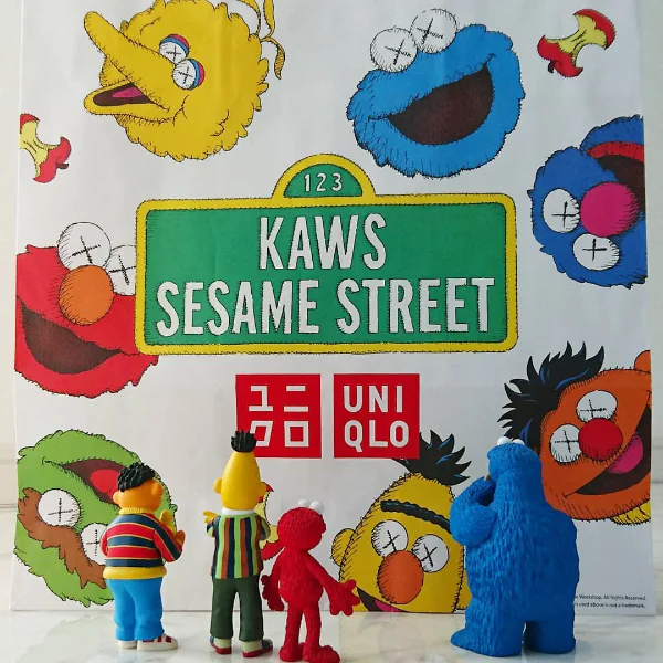 五隻一次到齊，你準備好了嗎？KAWS 親自曝光與 UNIQLO X 芝麻街聯名玩偶「全家福」！