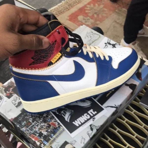我從未看過這雙 AJ1！時尚名所在「假貨攤」賣「未發售限量球鞋」  網友：全都是套路⋯⋯