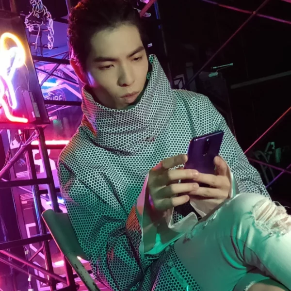 獨家花絮片段！蕭敬騰為 OPPO 創作主題曲〈耍 light〉MV 拍攝現場捕捉老蕭可愛畫面！