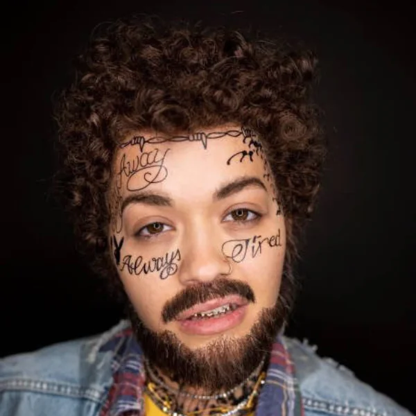 Post Malone 成為今年萬聖節熱門 Cosplay 對象　這位「女歌手」神似到引眾人驚呼！