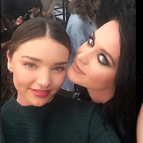 真的能當好朋友，Katy Perry 與男友 Orlando Bloom 歡慶生日，Miranda Kerr 親自到場送上滿滿鮮花