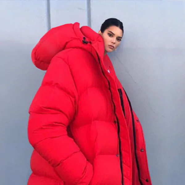 oversize風潮越演越烈，Kendall Jenner 誇張羽絨外套釣出一連串幽默網友回應