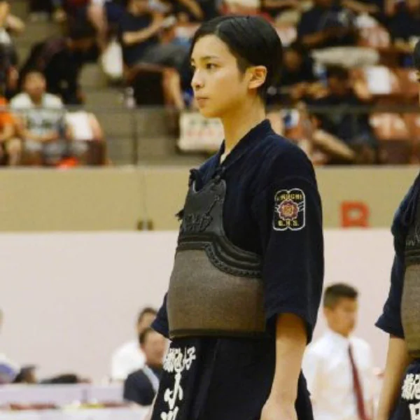 簡直漫畫裡的學長啊！這位來自日本女子高中「劍道王牌」，因英氣長相曾遭「學妹搭訕」！