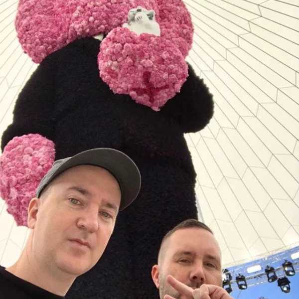 KAWS 與 Dior 首張形象照出爐，請來比 KAWS 玩偶還大咖的「特別來賓」來客串！