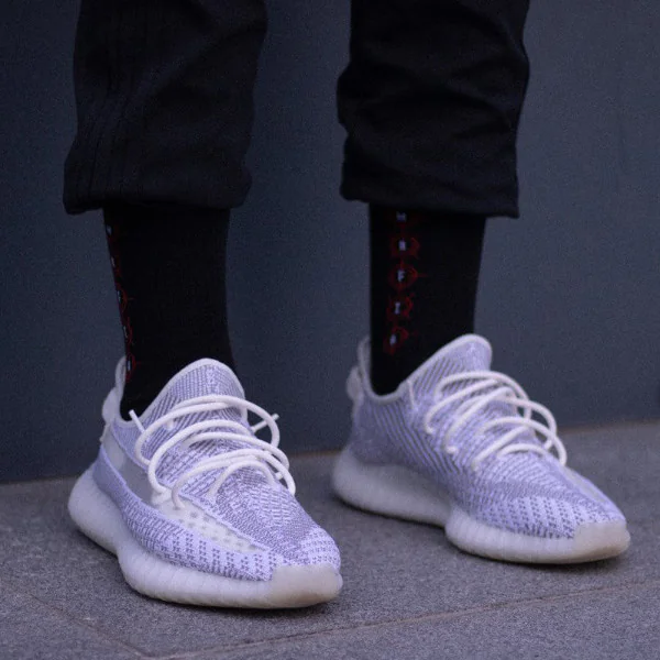 「如果 YEEZY 會發光？」這不是幹話，而是真的要開賣了！