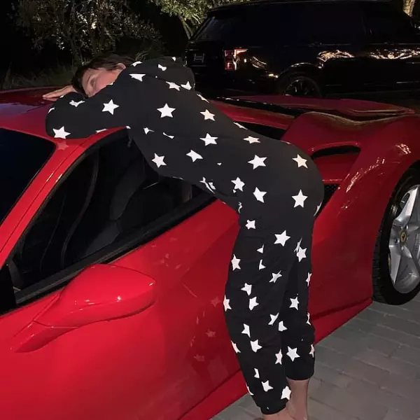 老娘有錢！Kylie Jenner 豪氣送媽媽法拉利當生日禮物　21 歲就成卡戴珊家族最會賺女人！