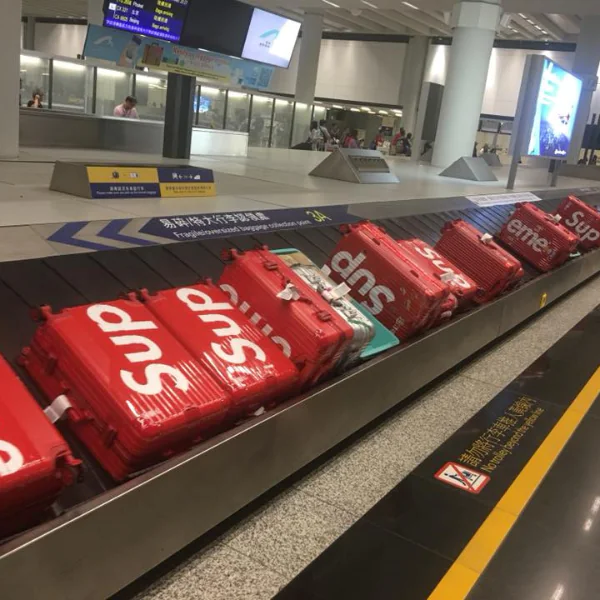 機場奇景、疑似中國大媽們人手一個 Supreme 行李箱出現機場！網友：「全世界的這款聯名行李箱都出現在這了XD」