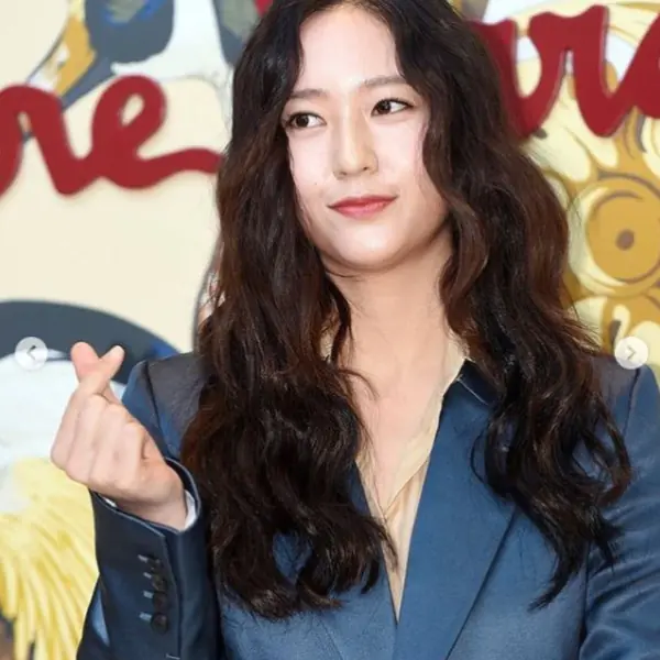 女神變大媽？Krystal 出席時尚活動「幾天就變胖」，網友崩潰：一定是水腫！