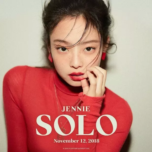 發片在即！BLACKPINK Jennie 最新造型「小雀斑「玻璃鞋」大玩世界潮牌！