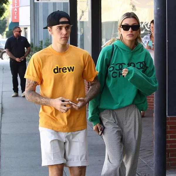 親自穿搭示範！小賈斯汀開設新的服裝品牌線「drew」　亮色系潮 T 你買單嗎？