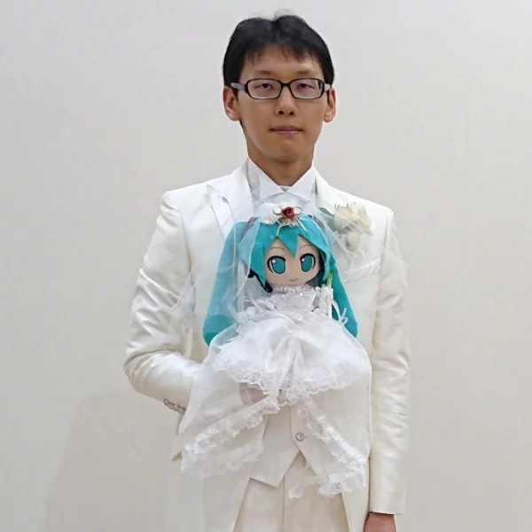 網友驚呆！日本 35 歲公務員宣布與初音未來結婚　原因是曾被職場女性欺負而受到創傷...
