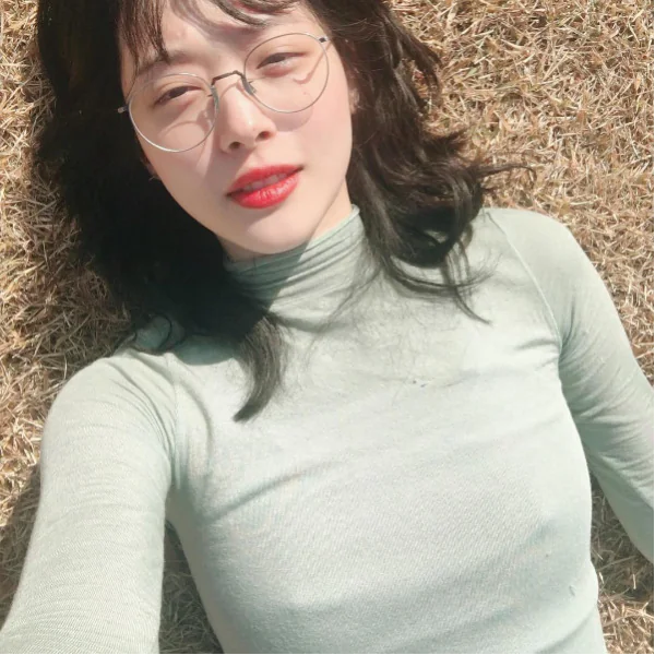 就是不愛穿內衣！前 F (x) 成員雪莉又在 IG 上傳激凸照，迷濛神韻網民直呼：「太性感」！