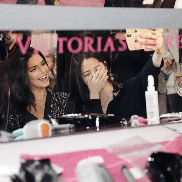 歐陽娜娜首次受邀維密大秀！直擊維密天使梳妝後台與 Kendall Jenner 同框！