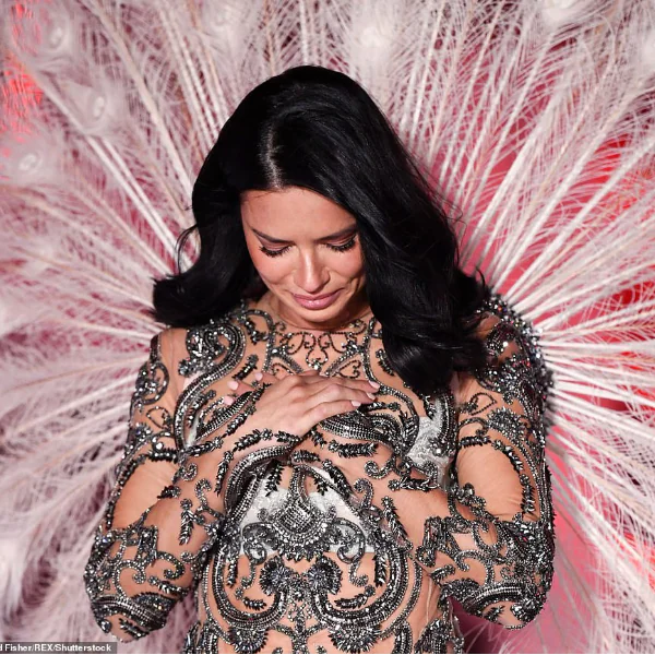 雙 A 時代正式落幕！Adriana Lima 最後一場維密大秀　結束 19 年內衣伸展台生涯！