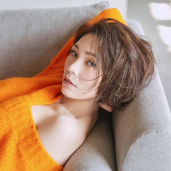 最好的自己獻給最美好的年紀！「新加坡國寶級歌手」陳潔儀　冷靜外表下卻有顆比誰都可愛的少女心？