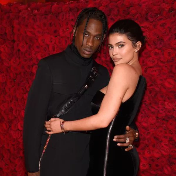 Travis Scott 再次出動！將 Kylie Jenner 家中擺滿玫瑰花  網友：「請問是現代版羅密歐嗎？」